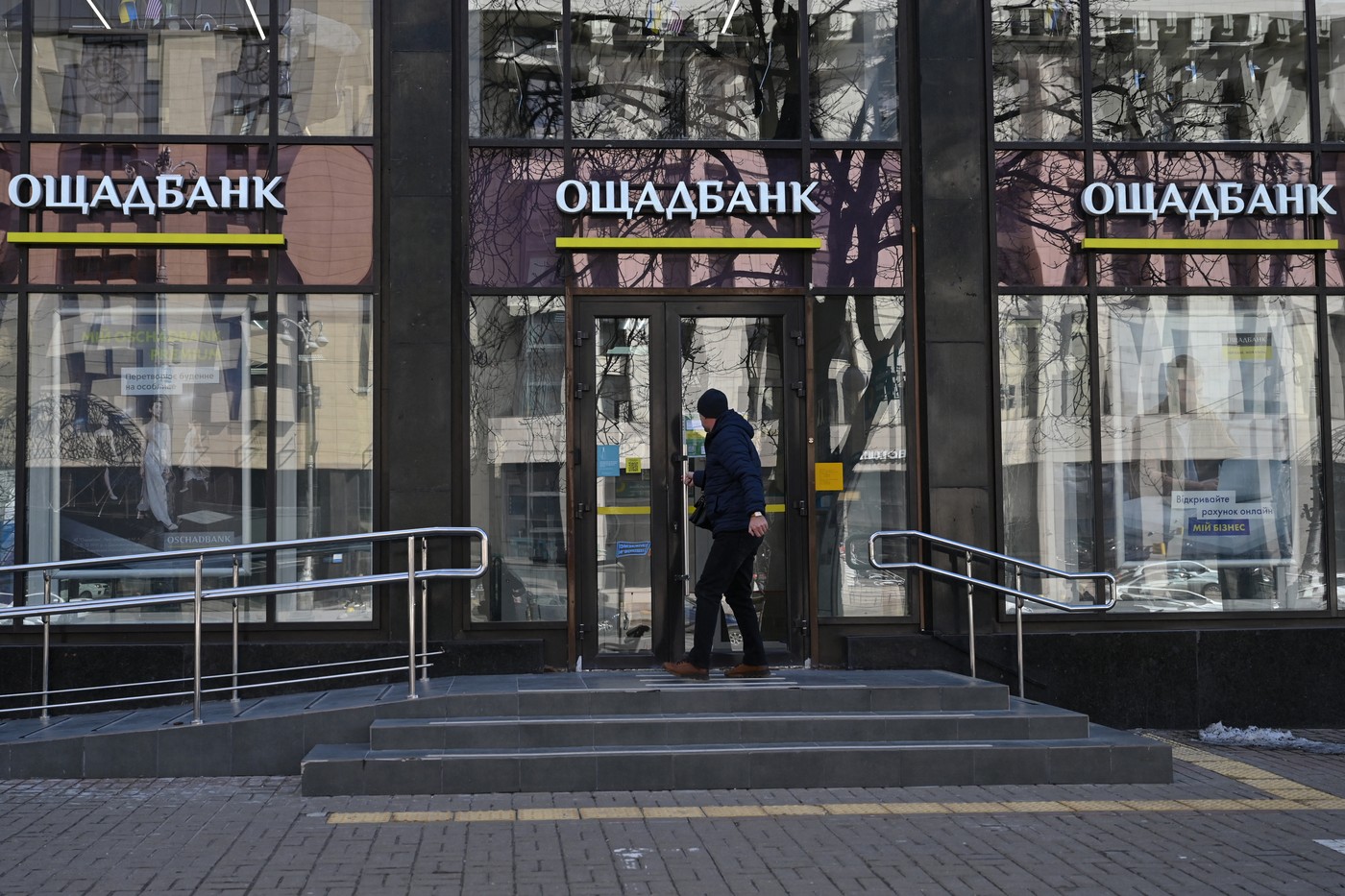 banca-ucraineana-de-stat,-cu-banii,-lingourile-de-aur-si-blindatele-confiscate-de-ungaria,-anunta-riposta-pregatita